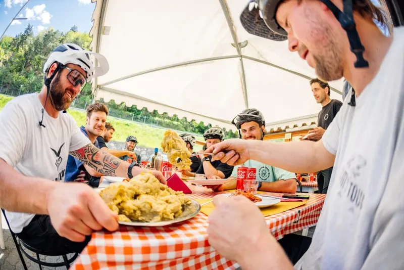 Un gruppo a tavola all'aperto dopo una giornata in bici
